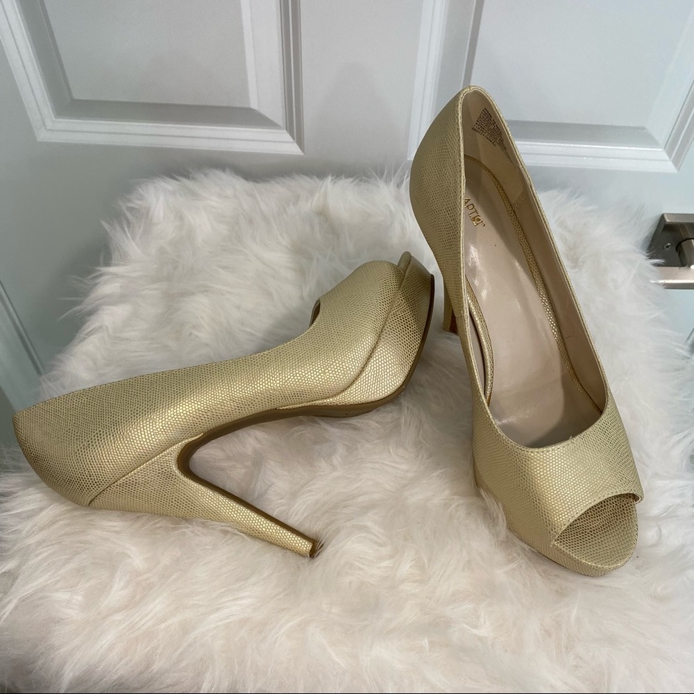 APT. 9 Metallic Gold Peep Toe Pumps